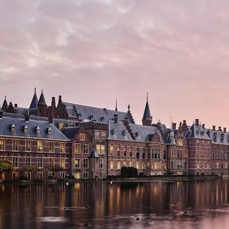 Staybridge Suites THE HAGUE - PARLIAMENT by IHG Отели рядом с достопримечательностью «Центральное бюро планирования Нидерландов»