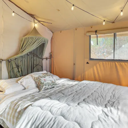 16 Mi to Lookout Mtn: Glamping Tent w/ Hot Tub