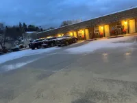 Rustic Inn Motel - parking