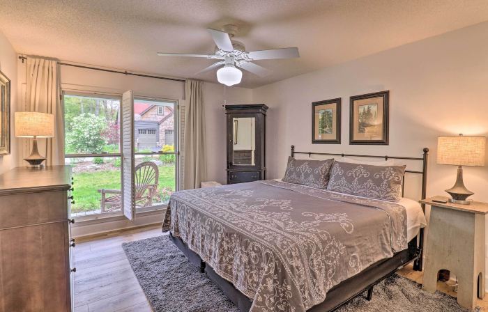 Highlands Cottage w/ Sunroom ~ 1 Mile to Downtown!