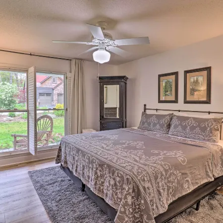 Highlands Cottage w/ Sunroom ~ 1 Mile to Downtown!