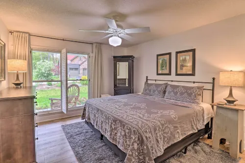 Highlands Cottage w/ Sunroom ~ 1 Mile to Downtown! - Pysäköinti