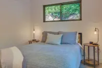 Modern Cabin w/ Hot Tub & Fire Pit in Fairview! - Balcony