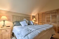 Keystone Ski Condo w/ Mtn View - Walk to Gondola! - Huoneistot