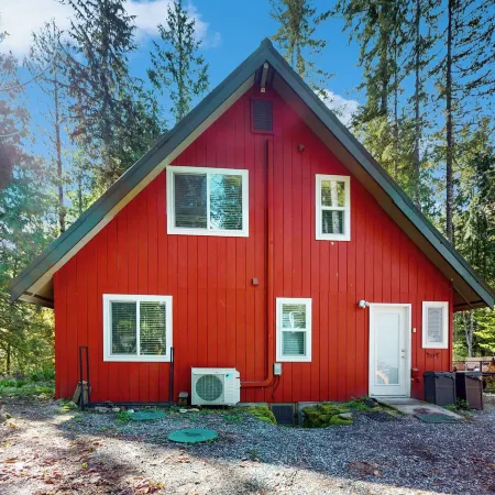 Wooded-View Decks: Family Cabin Retreat in Deming