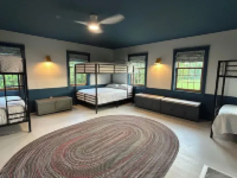 52-acre Berkshires Farmhouse Fire Pit, Outdoor Dining + Trails Copper Kettle Farm by Avantstay 設菲爾德酒店