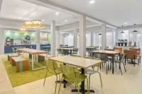 Spark by Hilton Bettendorf Quad Cities - Aamiainen