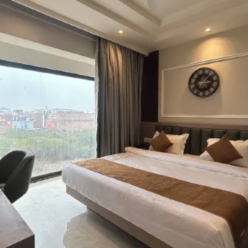 Hotel Vivaan - Walk to Banke Bihari Temple