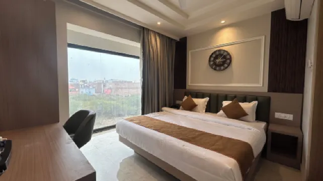 Hotel Vivaan - Walk to Banke Bihari Temple