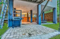 Home With Enclosed Yard, Fire Pit, Wifi, W/d, & AC - Great Location - Bungalows