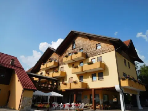 Hotel Vescovi Hotels near Locanda Turcio