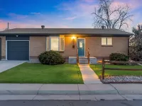 Cozy Den Retreat - Hot Tub - Game Room - BBQ - Fire Pit Min to Downtown Denver Hotels in Sherrelwood