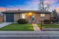 Cozy Den Retreat - Hot Tub - Game Room - BBQ - Fire Pit Min to Downtown Denver