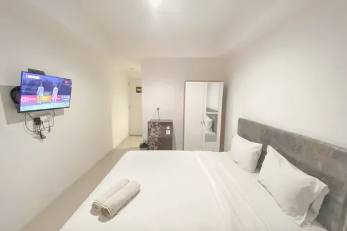 Simple White Accent Studio at Apartment Paltrow City By Travelio