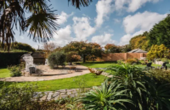 Lower Barns Guest House  호텔