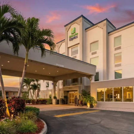 Holiday Inn Express & Suites COCOA BEACH by IHG
