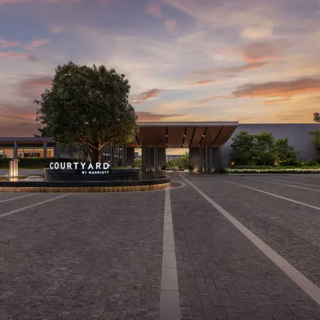 Courtyard by Marriott Phuket Chalong Bay Resort Отели рядом с достопримечательностью «Смотровая башня Khao-Khad»