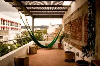 Hostal Tres Central - parking