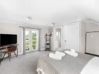 Stylish 5 Bed Surrey Home with Garden Hotels in Leatherhead