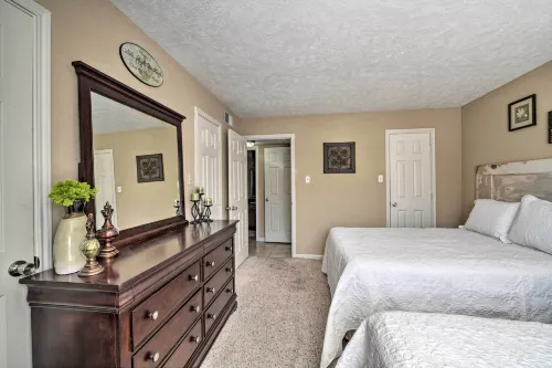 Game Day Retreat Pool Access, 2 Mi to Texas A and M - Apartments