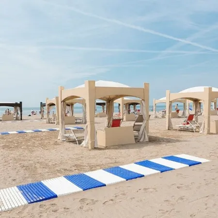 Air-Conditioned Spacious Apartment with Covered Car Parking 100m from the Beach