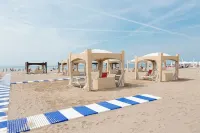 Air-Conditioned Spacious Apartment with Covered Car Parking 100m from the Beach - Lejligheder