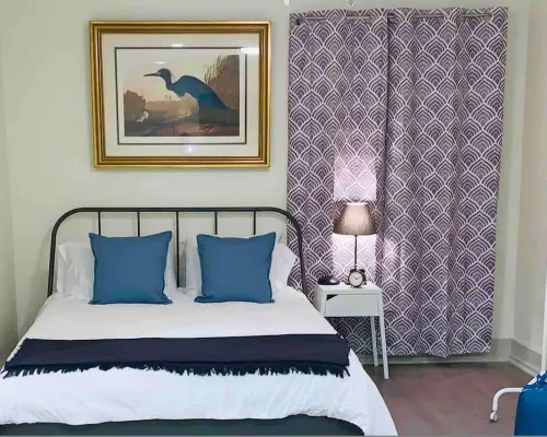 The Blue Heron - Elegant Urban Studio in City Center Hotels near Wiseacre Brewery