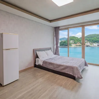 Yeosu Janggun Island Pension Отели рядом с достопримечательностью «Кобуксон»