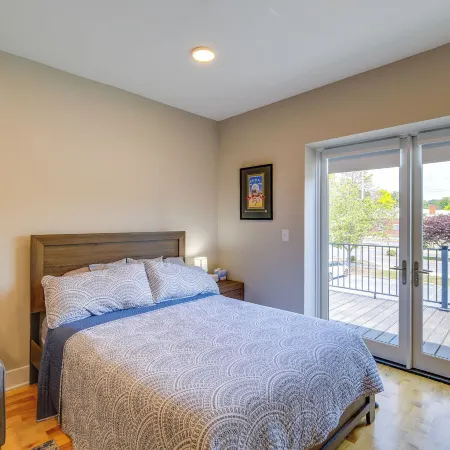 Historic Downtown Bristol Loft - Free Parking