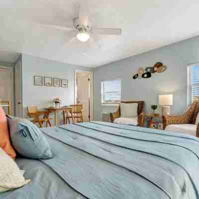 The Seashell Suite w Private Balcony Walk 2 Beach Rooms