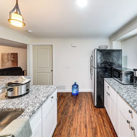 4 Mi to K-state! Modern Garden-level Apt