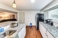 4 Mi to K-state! Modern Garden-level Apt - Homestays