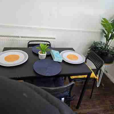 Tranquil Getaway in Wolverhampton - Perfect for Relaxation Dining/Meeting Rooms