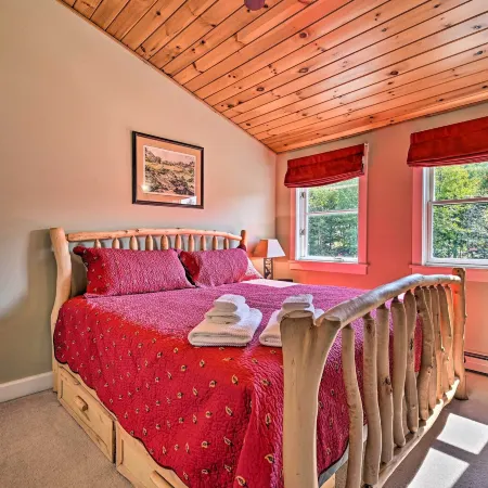 Cozy Apt w/ Hot Tub & Deck, 10 Mi to Stowe Resort!