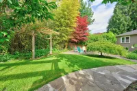 Tranquil Garden Level Retreat near UBC & Airport - Pensions
