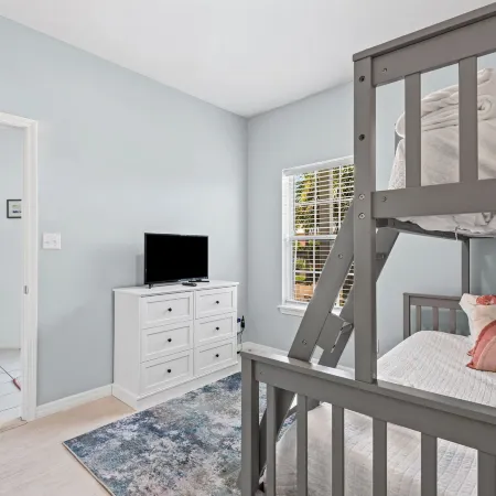 .2 Miles from Beach, Bright and Modern Townhome, 3Bd, 3BTH