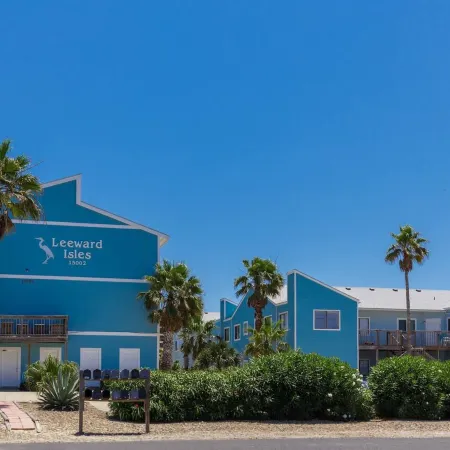 1BR Quaint First Floor 3 min Walk to Beach