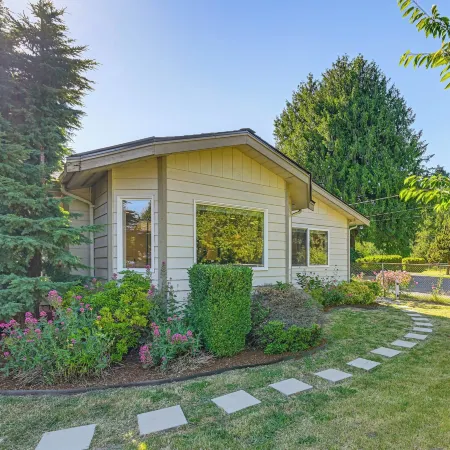 Seatac Getaway! Fully Fenced w/ Workspace