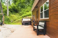 Bear's Den Retreat • Hot Tub • Soak Tub • Dog Friendly • Hocking Hills Cabin - Feriehus