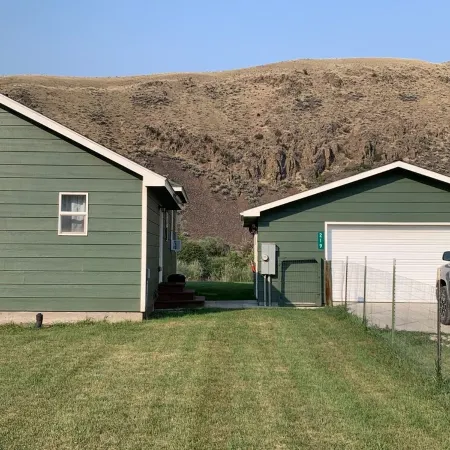 Salmon Riverfront HomeSalmon, Challis & Gold Bug.  Fishing from Back Yard.