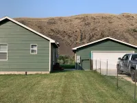 Salmon Riverfront HomeSalmon, Challis & Gold Bug.  Fishing from Back Yard. - 3-Star