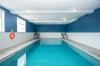 Sandman Hotel Vernon - Pool