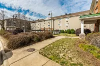 HomeTowne Studios & Suites Charlotte - Concord - parking