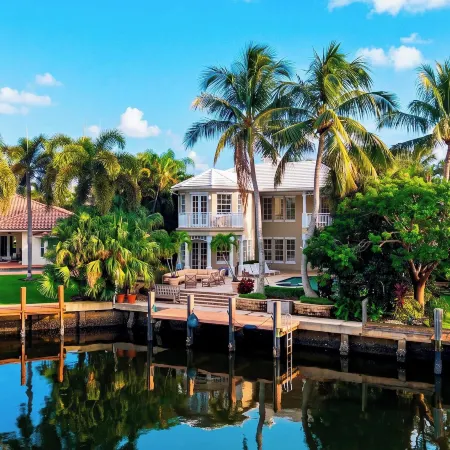 Beach Drive Estate by Avantstay Canal-Front Pool + Hot Tub + Private Dock Walk to the Beach