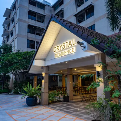 Crystal Resort Отели рядом с достопримечательностью «Школа Ратчасима-Виттхаялай»