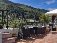Vivienda vacacional moderna con balcón privado y vistas al mar y montaña - balcón
