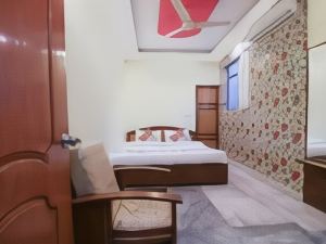 OYO Home Cozy Studio Collage Square Hotel Maya International Near St. Thomas's Church