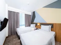 Holiday Inn Express Jakarta Menteng Hotels near Arion Mall
