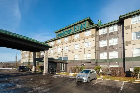 Sandman Hotel Red Deer Отели рядом с достопримечательностью «ENMAX Centrium»