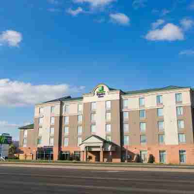 Holiday Inn Express & Suites Brampton Hotel Exterior